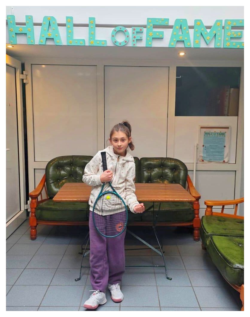 Marian Stas, neunj&auml;hrige Tennisspielerin TC Rot-Wei&szlig; Gersthofen, vor Leuchtschrift "Hall of Fame"