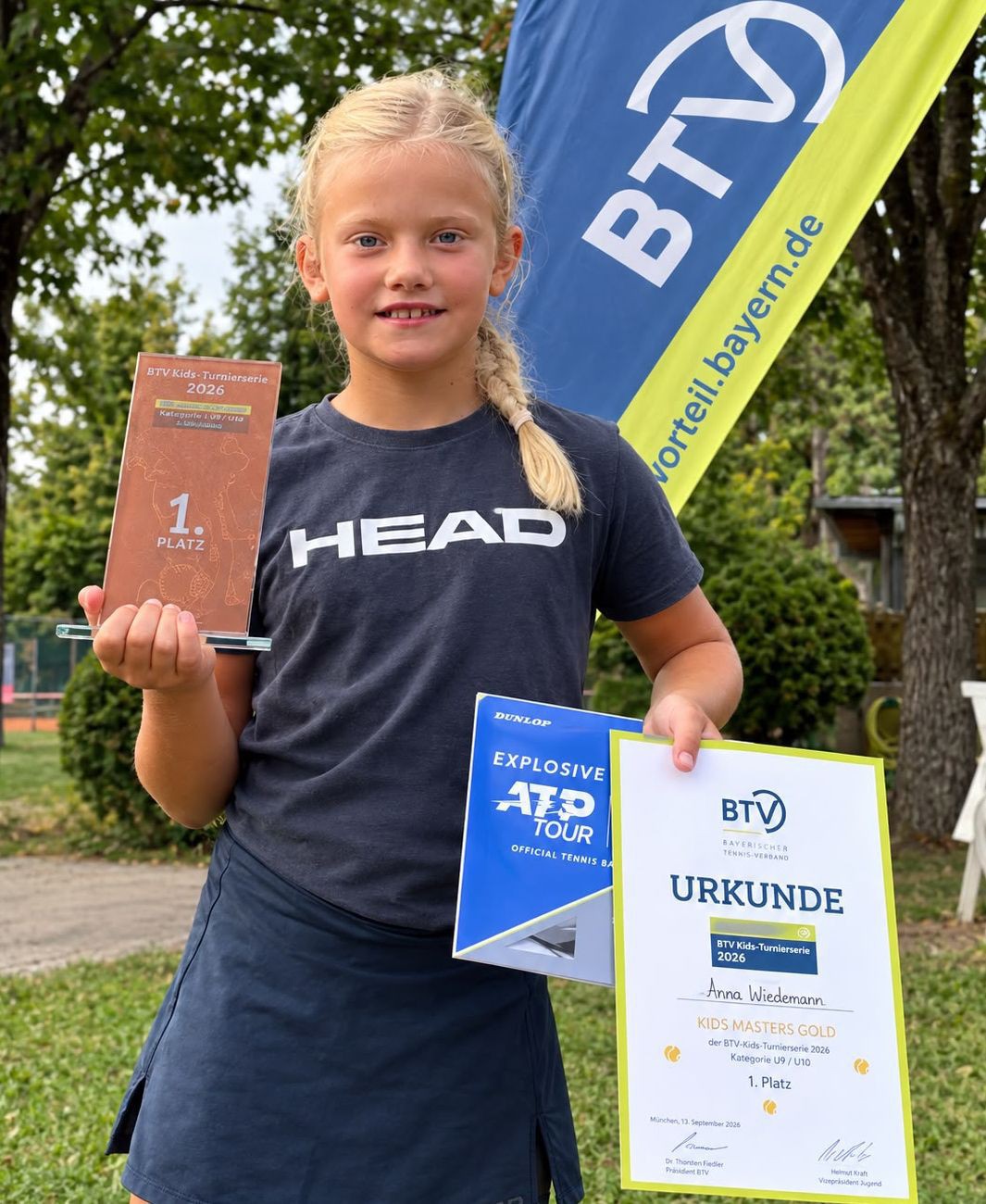 Anna Wiedemann, Siegerin bei den U9 BTV Masters Gold, mit Pokal und Urkunde