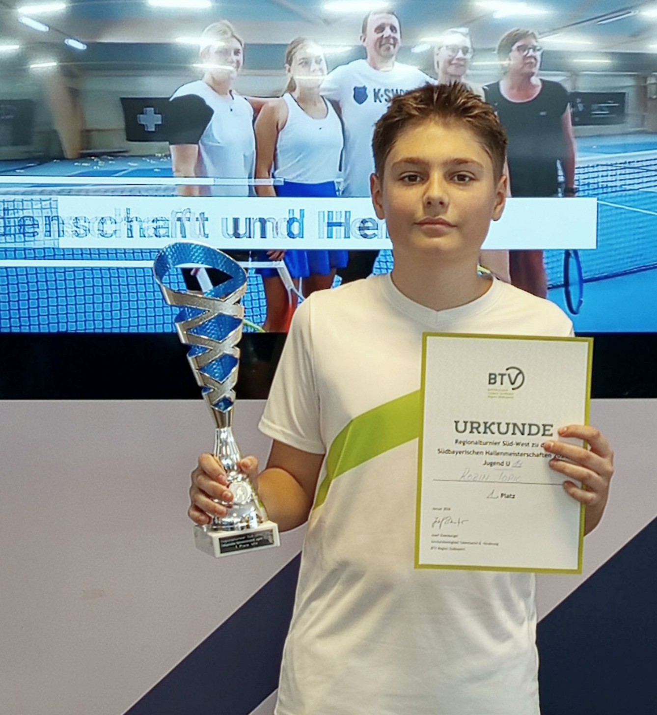 Robin Topic, schw&auml;bischer Hallenmeister der U14-Konkurrenz 2026, mit Siegerpokal