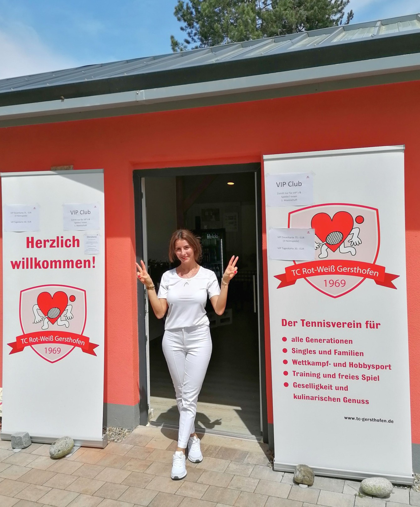 Altes Clubheim TCG mit Aufstellern und ViP-Klub-Hilfe Anda